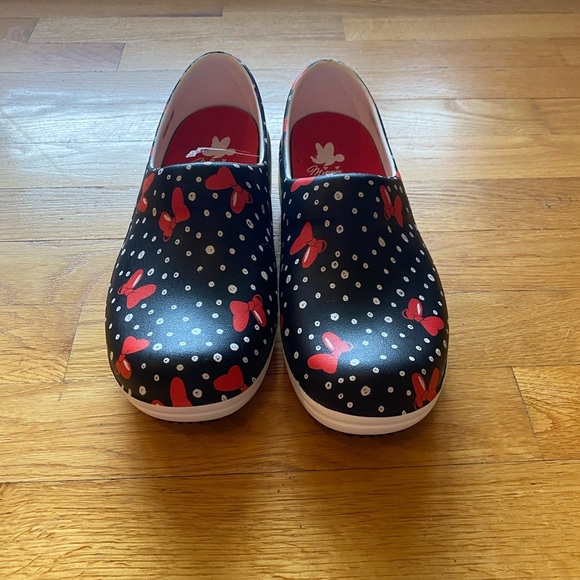 Crocs Minnie Mouse Neria Clogs - Picture 2 of 14